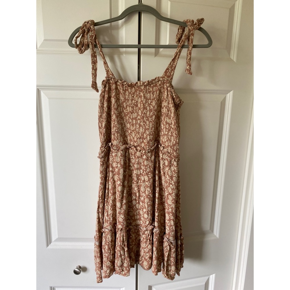 Altard state size l tan tiered floral mini dress with small ruffle detail